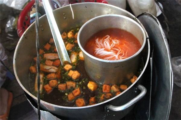 Một gánh bún cực hấp dẫn ở hẻm Hai Bà Trưng. (Ảnh: Internet) Một gánh bún cực hấp dẫn ở hẻm Hai Bà Trưng. (Ảnh: Internet)