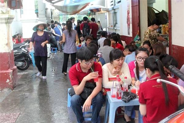 Phần lớn là bán cho khách mua mang đi nhưng một số quán cuối hẻm cũng có đặt bàn ghế để khách có thể ăn tại chỗ. (Ảnh: Internet) Phần lớn là bán cho khách mua mang đi nhưng một số quán cuối hẻm cũng có đặt bàn ghế để khách có thể ăn tại chỗ. (Ảnh: Internet)