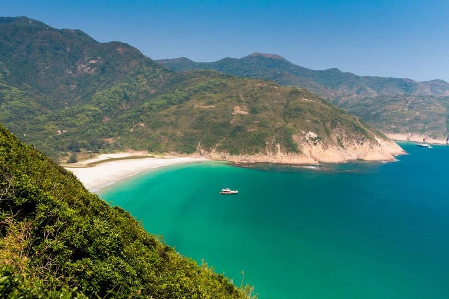 Long Ke Wan: Nằm ở góc Đông Bắc của Hong Kong, gần hồ chứa nước High Island, Long Ke Wan nằm trong chuỗi các bãi biển đẹp dọc theo vịnh Tai Long Wan. Nằm giữa những sườn đồi và rừng cây, Long Ke Wan không phải nơi dễ tiếp cận, tuy nhiên, khung cảnh tuyệt đẹp cùng tầm nhìn bao quát biển Nam Trung Hoa là món quà xứng đáng dành cho du khách khi đặt chân đến đây. Ảnh: Bangs Thought. Long Ke Wan: Nằm ở góc Đông Bắc của Hong Kong, gần hồ chứa nước High Island, Long Ke Wan nằm trong chuỗi các bãi biển đẹp dọc theo vịnh Tai Long Wan. Nằm giữa những sườn đồi và rừng cây, Long Ke Wan không phải nơi dễ tiếp cận, tuy nhiên, khung cảnh tuyệt đẹp cùng tầm nhìn bao quát biển Nam Trung Hoa là món quà xứng đáng dành cho du khách khi đặt chân đến đây. Ảnh: Bangs Thought.