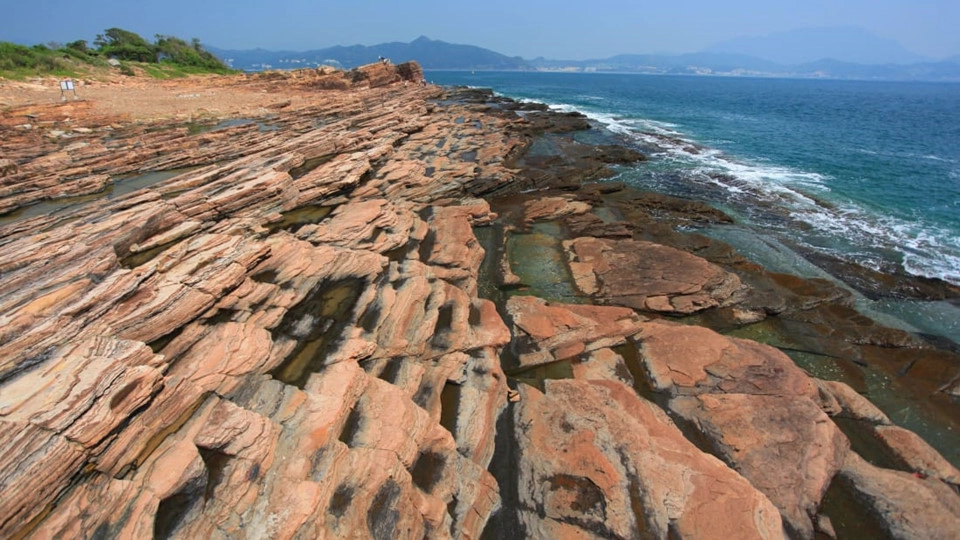 Tung Ping Chau: Nằm ở góc Đông Bắc vịnh Đại Bằng, Tung Ping Chau là hòn đảo xa xôi nhất của Hong Kong. Nơi đây có những thành đá độc đáo dọc bờ biển, các bãi cát mịn cùng làn nước trong xanh và là địa điểm lý tưởng cho hoạt động lặn biển. Bên cạnh đó, đến Tung Ping Chau, du khách còn có thể đi bộ theo con đường mòn của đảo và khám phá công viên địa chất toàn cầu. Ảnh: CNN. Tung Ping Chau: Nằm ở góc Đông Bắc vịnh Đại Bằng, Tung Ping Chau là hòn đảo xa xôi nhất của Hong Kong. Nơi đây có những thành đá độc đáo dọc bờ biển, các bãi cát mịn cùng làn nước trong xanh và là địa điểm lý tưởng cho hoạt động lặn biển. Bên cạnh đó, đến Tung Ping Chau, du khách còn có thể đi bộ theo con đường mòn của đảo và khám phá công viên địa chất toàn cầu. Ảnh: CNN.