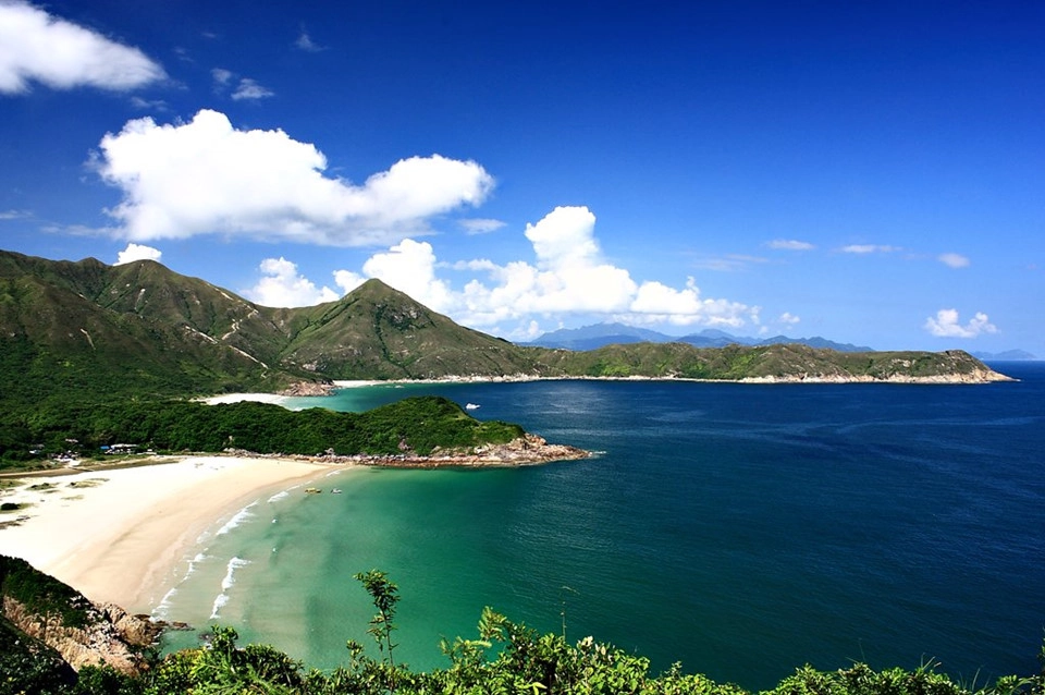 Ham Tin Wan: Ham Tin Wan là một trong 4 bãi biển xinh đẹp nằm trong khu vực vịnh Tai Long Wan, được ngăn cách với nhau bởi những ngọn đồi. Tại Ham Tin Wan, du khách có thể thả mình trong làn nước biển trong vắt, ngắm nhìn cảnh quan hấp dẫn cũng như tận hưởng các dịch vụ ăn uống và giải trí đa dạng. Ngoài ra, nếu men theo con suối Sheung Luk gần Ham Tin Wan vào rừng, du khách còn bắt gặp hàng loạt hồ đá cùng thác nước tuyệt đẹp, là địa điểm lý tưởng để bơi lội, dã ngoại và nhảy vách đá. Ảnh: Residentadvisor. Ham Tin Wan: Ham Tin Wan là một trong 4 bãi biển xinh đẹp nằm trong khu vực vịnh Tai Long Wan, được ngăn cách với nhau bởi những ngọn đồi. Tại Ham Tin Wan, du khách có thể thả mình trong làn nước biển trong vắt, ngắm nhìn cảnh quan hấp dẫn cũng như tận hưởng các dịch vụ ăn uống và giải trí đa dạng. Ngoài ra, nếu men theo con suối Sheung Luk gần Ham Tin Wan vào rừng, du khách còn bắt gặp hàng loạt hồ đá cùng thác nước tuyệt đẹp, là địa điểm lý tưởng để bơi lội, dã ngoại và nhảy vách đá. Ảnh: Residentadvisor.