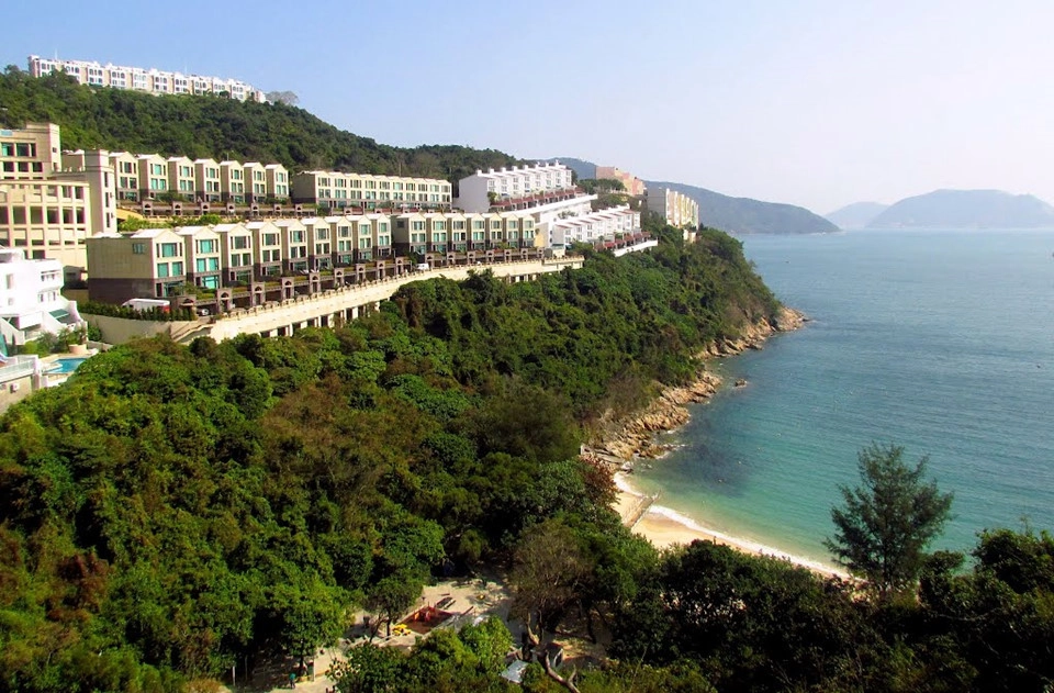 Turtle Cove: Giữa Hong Kong sôi động và nhộn nhịp, Turtle Cove là một bãi biển nhỏ, hoang vắng nằm ở phía nam hồ chứa Tài Tâm, giữa khu vực rừng rậm tươi tốt. Đặt chân đến bãi biển yên tĩnh này, du khách có thể thưởng ngoạn cảnh quan tuyệt đẹp cũng như thư giãn trên bờ cát mịn hay đắm mình giữa làn nước biển trong vắt. Ảnh: Mapio. Turtle Cove: Giữa Hong Kong sôi động và nhộn nhịp, Turtle Cove là một bãi biển nhỏ, hoang vắng nằm ở phía nam hồ chứa Tài Tâm, giữa khu vực rừng rậm tươi tốt. Đặt chân đến bãi biển yên tĩnh này, du khách có thể thưởng ngoạn cảnh quan tuyệt đẹp cũng như thư giãn trên bờ cát mịn hay đắm mình giữa làn nước biển trong vắt. Ảnh: Mapio.