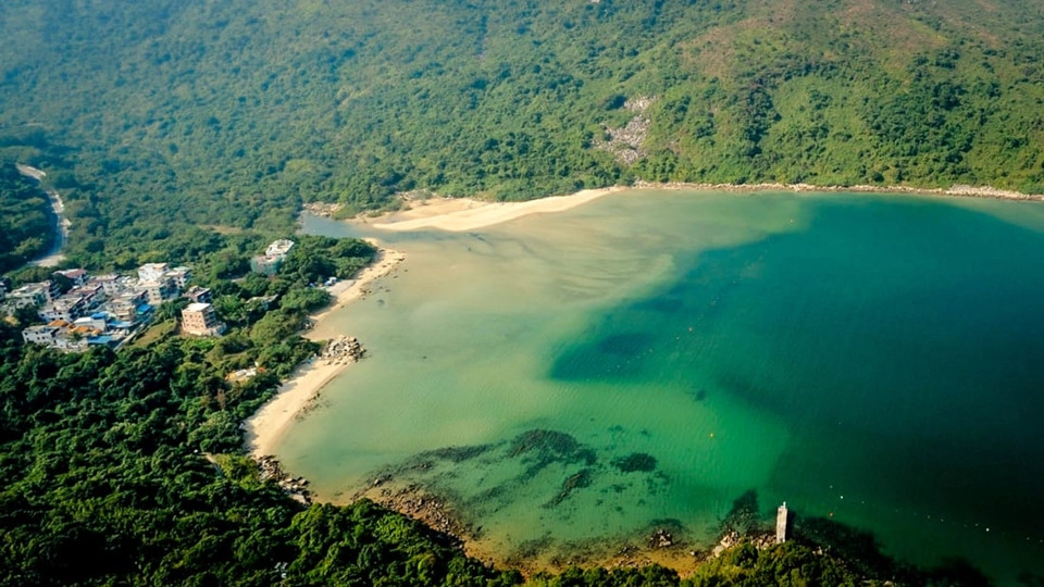 Hoi Wa Wan: Trên bờ biển phía bắc của công viên quốc gia phía Đông Sai Kung, Hoi Ha Wan thường thu hút những người chèo thuyền kayak, hay đam mê lặn biển. Là một phần của công viên biển, bãi biển đầy đá cuội này có nhiều loài sinh vật đầy màu sắc, với hơn 120 loài cá, 60 loại san hô cứng và mê cung rừng ngập mặn. Ngoài ra, gần bãi biển còn có một ngôi làng nhỏ xinh đẹp, nơi có một ngôi đền truyền thống và các điểm quan sát toàn cảnh. Ảnh: CNN. Hoi Wa Wan: Trên bờ biển phía bắc của công viên quốc gia phía Đông Sai Kung, Hoi Ha Wan thường thu hút những người chèo thuyền kayak, hay đam mê lặn biển. Là một phần của công viên biển, bãi biển đầy đá cuội này có nhiều loài sinh vật đầy màu sắc, với hơn 120 loài cá, 60 loại san hô cứng và mê cung rừng ngập mặn. Ngoài ra, gần bãi biển còn có một ngôi làng nhỏ xinh đẹp, nơi có một ngôi đền truyền thống và các điểm quan sát toàn cảnh. Ảnh: CNN.