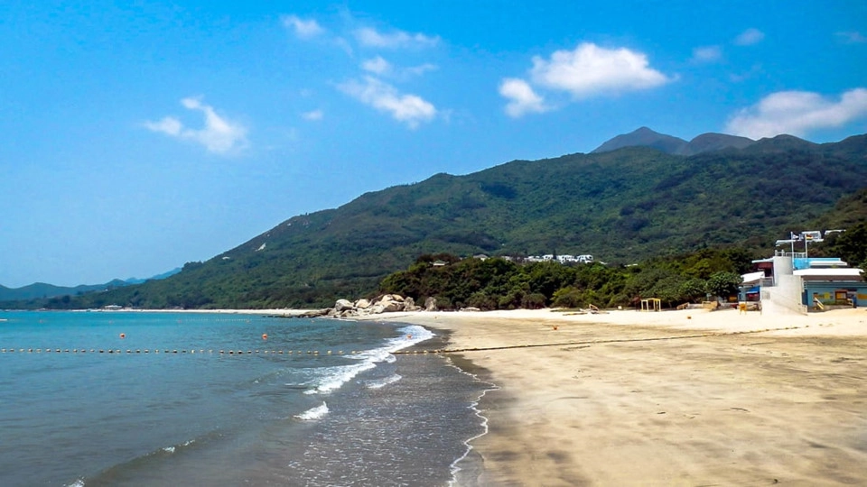 Tong Fuk: Tong Fuk là một dải cát nhỏ, yên bình, trên bờ biển phía nam của đảo Lantau, gần khu vực bãi biển nổi tiếng Cheung Sha, nơi bạn sẽ tìm thấy các quán bar bãi biển nổi tiếng. Xung quanh khu vực bãi biển chỉ có phòng thay đồ và nhà vệ sinh, chính vì vậy, nơi đây vẫn giữ được cảnh quan hoang sơ vốn có và chưa bị ảnh hưởng nhiều từ các hoạt động phát triển du lịch. Ảnh: CNN. Tong Fuk: Tong Fuk là một dải cát nhỏ, yên bình, trên bờ biển phía nam của đảo Lantau, gần khu vực bãi biển nổi tiếng Cheung Sha, nơi bạn sẽ tìm thấy các quán bar bãi biển nổi tiếng. Xung quanh khu vực bãi biển chỉ có phòng thay đồ và nhà vệ sinh, chính vì vậy, nơi đây vẫn giữ được cảnh quan hoang sơ vốn có và chưa bị ảnh hưởng nhiều từ các hoạt động phát triển du lịch. Ảnh: CNN.