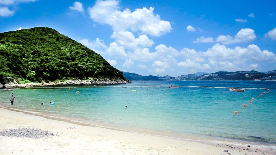 Hap Mun Wan: Hap Mun Wan là một trong những bãi biển xa xôi nhất của Hong Kong, đồng thời là điểm đến quen thuộc với cư dân bản địa nhưng vẫn còn xa lạ với du khách quốc tế. Nằm trên đảo Sharp, ngoài khơi bờ biển Sai Kung, ở phía đông bắc Hong Kong, du khách chỉ có thể đến bãi biển bằng kaito, một loại phà địa phương, từ bến tàu Sai Kung Town. Khi đặt chân đến bãi biển, du khách sẽ tìm thấy dải cát vàng rực rỡ, nước sạch cấp 1 và những ngọn đồi xanh ở hai bên. Ngoài ra, cũng trên đảo Sharp, những du khách còn có thể ghé thăm công viên quốc gia Kiu Tsui, là một phần của công viên địa chất toàn cầu ở Hong Kong. Ảnh: CNN. Du ngoạn trên thang cuốn ngoài trời dài nhất thế giới ở Hong Kong Từ giải pháp giao thông tình thế do vị trí địa lý và đất đai chật hẹp, hệ thống thang cuốn dài nhất thế giới đã trở thành một trong những biểu tượng đặc biệt của Hong Kong. Hap Mun Wan: Hap Mun Wan là một trong những bãi biển xa xôi nhất của Hong Kong, đồng thời là điểm đến quen thuộc với cư dân bản địa nhưng vẫn còn xa lạ với du khách quốc tế. Nằm trên đảo Sharp, ngoài khơi bờ biển Sai Kung, ở phía đông bắc Hong Kong, du khách chỉ có thể đến bãi biển bằng kaito, một loại phà địa phương, từ bến tàu Sai Kung Town. Khi đặt chân đến bãi biển, du khách sẽ tìm thấy dải cát vàng rực rỡ, nước sạch cấp 1 và những ngọn đồi xanh ở hai bên. Ngoài ra, cũng trên đảo Sharp, những du khách còn có thể ghé thăm công viên quốc gia Kiu Tsui, là một phần của công viên địa chất toàn cầu ở Hong Kong. Ảnh: CNN. Du ngoạn trên thang cuốn ngoài trời dài nhất thế giới ở Hong Kong Từ giải pháp giao thông tình thế do vị trí địa lý và đất đai chật hẹp, hệ thống thang cuốn dài nhất thế giới đã trở thành một trong những biểu tượng đặc biệt của Hong Kong.