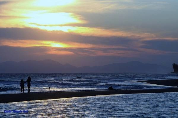 Được khai thác những năm gần đây, Hồ Tràm vẫn được ít người biết đến và ít dịch vụ. Biển đẹp, nguyên sơ với bờ cát trắng mịn, làn nước xanh như ngọc, rừng dương soi bóng. Ảnh: Đinh Thanh Hải.