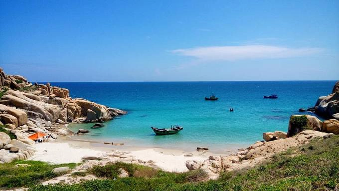 Cù Lao Câu  Cù Lao Câu hay Hòn Cau là đảo nhỏ thuộc huyện Tuy Phong, bờ gần nhất cách trung tâm Phan Thiết khoảng 80 km. Những bãi cát trắng mịn, nước biển trong xanh cùng bãi đá hùng vĩ ở đây thu hút nhiều người yêu thích sự hoang sơ.  Để ra đảo, bạn có thể khởi hành từ nhiều điểm, phổ biến nhất là thị trấn Liên Hương hoặc cảng cá Phước Thể, xã Vĩnh Tân. Các hoạt động nổi bật trên đảo là lặn ngắm san hô, khám phá bãi đá tự nhiên. Một số điểm tham quan nên ghé là: Hang Ba Hòn, giếng Tiên, bãi Tiên, hang Tình Yêu, bãi Cá Suốt, đền thờ thần Nam Hải. Ảnh: Phan Vi Duc.