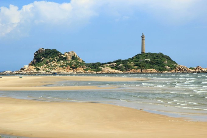 Mũi Kê Gà  Cách TP Phan Thiết khoảng 20 km, vùng biển Kê Gà có cảnh quan hoang sơ, nước xanh trong, những phiến đá kỳ dị cùng ngọn hải đăng cổ. Từ đất liền, bạn tốn khoảng 50.000 đồng phí cano ra đảo, tham quan hải đăng trăm tuổi. Bạn cũng có thể chuẩn bị thêm quần áo để bơi ở vùng nước trong xanh. Nếu có thời gian, bạn cắm trại qua đêm trên đảo, ngủ homestay nhà dân trong đất liền hoặc trở lại Phan Thiết thuê phòng.