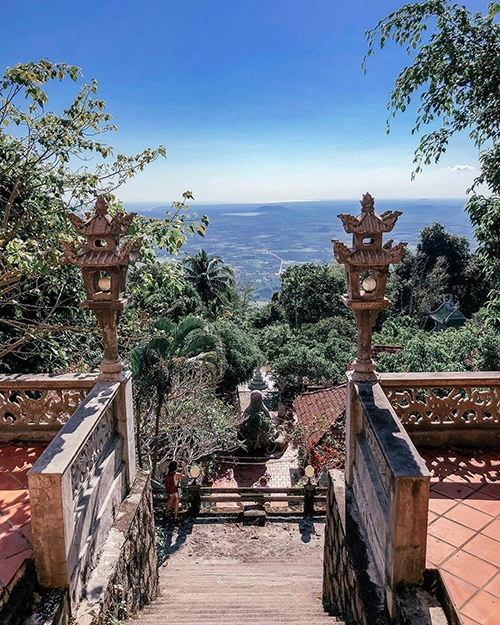 Núi Tà Cú  Men theo quốc lộ 1A, cách trung tâm TP Phan Thiết 28 km về phía nam, núi Tà Cú (huyện Hàm Thuận Nam) là địa điểm lý tưởng cho những ai thích leo núi khám phá rừng già. Bạn sẽ mất khoảng 2 - 3 giờ để leo lên đỉnh. Từ đây, bạn được dịp thu vào tầm mắt cảnh đẹp ngút ngàn của khu vực đồng bằng bên dưới. Ảnh: Marina.