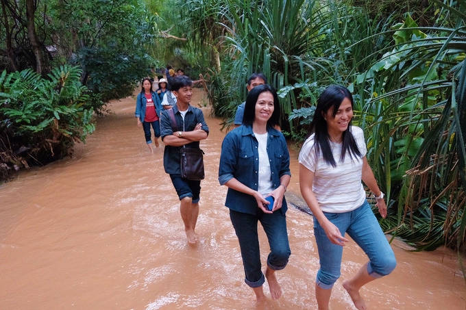  8 cảnh đẹp khiến nhiều du khách mê mẩn Bình Thuận  Suối Tiên  Suối Tiên là một khe suối nhỏ nằm trong thung lũng cát, đường Huỳnh Thúc Kháng, phường Hàm Tiến. Với khung cảnh thiên nhiên hoang sơ được tạo nên từ những mỏm đá, cát, dòng nước, nơi đây như một bức tranh phong cảnh hữu tình nếu nhìn từ trên cao. Để khám phá, bạn đi bộ len lỏi trong dòng nước đỏ nặng phù sa.