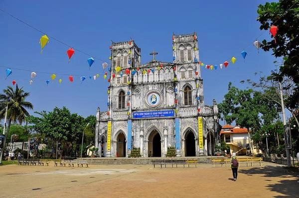 Nhà thờ Mằng Lăng Công trình này được coi nhà thờ cổ nhất tỉnh Phú Yên, thuộc thôn Hội Phú, xã An Ninh Tây, huyện Tuy An, tỉnh Phú Yên. Đây là nơi lưu giữ cuốn sách chữ quốc ngữ đầu tiên về Phép giảng tám ngày của linh mục Alexandre de Rhode in năm 1651 tại Rome, Italy. Tên gọi Mằng Lăng là theo tên của một loài hoa có màu tím, nở thành chùm và thân cây có hình bầu dục. Loài hoa này không còn nữa và chỉ truyền miệng qua các bậc cao niên. Nhà thờ Mằng Lăng Công trình này được coi nhà thờ cổ nhất tỉnh Phú Yên, thuộc thôn Hội Phú, xã An Ninh Tây, huyện Tuy An, tỉnh Phú Yên. Đây là nơi lưu giữ cuốn sách chữ quốc ngữ đầu tiên về Phép giảng tám ngày của linh mục Alexandre de Rhode in năm 1651 tại Rome, Italy. Tên gọi Mằng Lăng là theo tên của một loài hoa có màu tím, nở thành chùm và thân cây có hình bầu dục. Loài hoa này không còn nữa và chỉ truyền miệng qua các bậc cao niên.