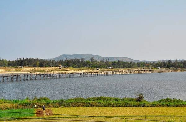 Cầu gỗ Bình Thạnh: Cầu được người dân địa phương thường gọi là cầu gỗ Ông Cọp. Đây là cây cầu gỗ được xem như dài nhất Việt Nam hiện nay với chiều dài khoảng 700m. Cầu bắc ngang cửa sông Bình Đá và đổ ra cảng Tiên Châu. Nhìn xa chiếc cầu gỗ rất mỏng manh. Cầu gỗ Bình Thạnh: Cầu được người dân địa phương thường gọi là cầu gỗ Ông Cọp. Đây là cây cầu gỗ được xem như dài nhất Việt Nam hiện nay với chiều dài khoảng 700m. Cầu bắc ngang cửa sông Bình Đá và đổ ra cảng Tiên Châu. Nhìn xa chiếc cầu gỗ rất mỏng manh.