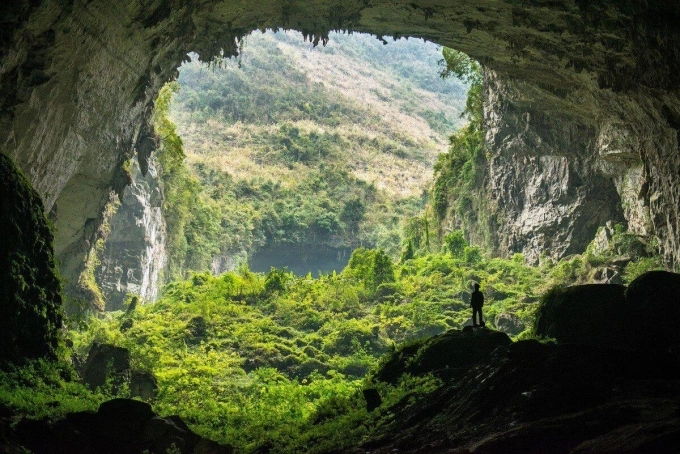 Vườn Quốc gia Phong Nha - Kẻ Bàng ở Quảng Bình (Việt Nam), mà đặc biệt là hang Sơn Đoòng và hang Én, là những hang động có sức hấp dẫn đối với người mê du lịch mạo hiểm khắp thế giới. Đây là hang động lớn nhất và thứ 3 thế giới, chứa đựng nhiều điều thú vị về thiên nhiên. Xuống những miệng hang to, du khách như lạc về thời tiền sử với cảnh rừng đẹp mê người.