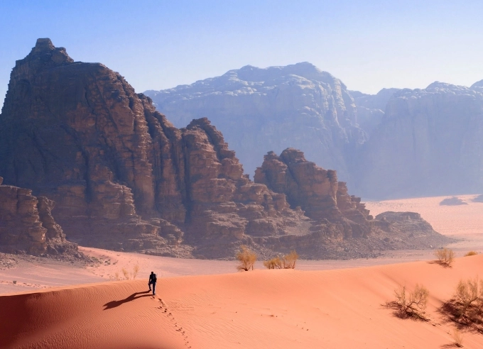 Wadi Rum (Jordan) thường được sử dụng làm bối cảnh sao Hỏa trong các bộ phim khoa học viễn tưởng. Các hẻm núi đá sa thạch ở Wadi Rum tạo cảm giác như nó không giống bất kỳ địa chất, địa hình nào trên trái đất. Bên cạnh đó, hệ thực vật hoang dã, những dòng chữ cổ có niên đại khoảng 2 thiên niên kỷ khắc trên vách đá khiến thời gian ở đây như ngừng lại.
