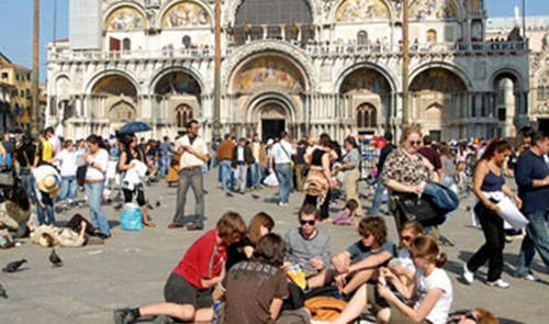 Tại Venice, Italy cảnh nhiều du khách cởi trần hay ngồi giữa vỉa hè ăn bánh mì không còn là điều hiếm gặp. Tại Venice, Italy cảnh nhiều du khách cởi trần hay ngồi giữa vỉa hè ăn bánh mì không còn là điều hiếm gặp.