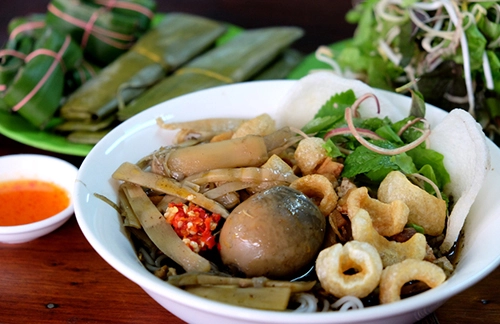 Bún mắm cua Bún mắm cua hay còn được nhiều người gọi là bún cua thúi (thối). Món ăn được gọi như vậy bởi mùi đặc trưng của cua đồng. Cua sau khi giã lấy nước được ủ một ngày cho lên mùi, rồi mới mang đi nấu. Ngoài nước cua, để ngọt nước, đầu bếp còn cho thêm măng luộc, nhiều khách còn yêu cầu cả trứng vịt luộc. Món ăn có xuất xứ ở Bình Định, hiện được lòng người dân Pleiku. Suất ăn có giá từ 30.000 đồng. Địa chỉ gợi ý: Quán Chi trên đường Phù Hưng. Ảnh: Mr. True. Bún mắm cua Bún mắm cua hay còn được nhiều người gọi là bún cua thúi (thối). Món ăn được gọi như vậy bởi mùi đặc trưng của cua đồng. Cua sau khi giã lấy nước được ủ một ngày cho lên mùi, rồi mới mang đi nấu. Ngoài nước cua, để ngọt nước, đầu bếp còn cho thêm măng luộc, nhiều khách còn yêu cầu cả trứng vịt luộc. Món ăn có xuất xứ ở Bình Định, hiện được lòng người dân Pleiku. Suất ăn có giá từ 30.000 đồng. Địa chỉ gợi ý: Quán Chi trên đường Phù Hưng. Ảnh: Mr. True.