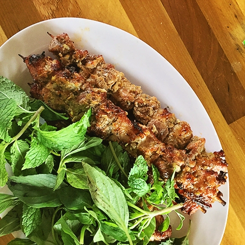 Bò núi nướng que Thịt bò được nướng chín nhưng lại không có mùi khói, vẫn còn kẹp que tre khi đem ra phục vụ khách. Khi ăn, bạn phải tự tay tháo ra. Miếng thịt bò mềm, thơm phức được ăn kèm các loại rau sống. Địa chỉ gợi ý: Bạn có thể tìm thấy món ăn ở nhiều quán trong trung tâm thành phố Pleiku hoặc trên đường đi Biển Hồ. Giá dao động cho mỗi phần ăn từ 60.000 đồng. Ảnh: Huấn Phan. Bò núi nướng que Thịt bò được nướng chín nhưng lại không có mùi khói, vẫn còn kẹp que tre khi đem ra phục vụ khách. Khi ăn, bạn phải tự tay tháo ra. Miếng thịt bò mềm, thơm phức được ăn kèm các loại rau sống. Địa chỉ gợi ý: Bạn có thể tìm thấy món ăn ở nhiều quán trong trung tâm thành phố Pleiku hoặc trên đường đi Biển Hồ. Giá dao động cho mỗi phần ăn từ 60.000 đồng. Ảnh: Huấn Phan.