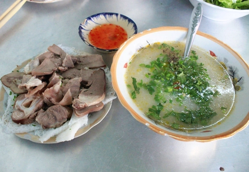Cháo lòng bánh hỏi lòng heo Đây là món ăn sáng rất phổ biến của người Pleiku. Người lần đầu thử món ăn sẽ bối rối vì lòng heo thường được ăn cùng cháo chứ ít nơi ăn cùng bánh hỏi như ở đây. Lòng được xắt vừa, luộc chín trước khi dọn ra cho khách. Suất ăn dao động trong khoảng 30.000 - 50.000 đồng. Địa chỉ gợi ý: Đường Nguyễn Thái Học, góc đường Tăng Bạt Hổ - Đinh Tiên Hoàng hoặc Lê Lợi - Quang Trung. Ảnh: Huấn Phan. Ảnh: Huấn Phan. Cháo lòng bánh hỏi lòng heo Đây là món ăn sáng rất phổ biến của người Pleiku. Người lần đầu thử món ăn sẽ bối rối vì lòng heo thường được ăn cùng cháo chứ ít nơi ăn cùng bánh hỏi như ở đây. Lòng được xắt vừa, luộc chín trước khi dọn ra cho khách. Suất ăn dao động trong khoảng 30.000 - 50.000 đồng. Địa chỉ gợi ý: Đường Nguyễn Thái Học, góc đường Tăng Bạt Hổ - Đinh Tiên Hoàng hoặc Lê Lợi - Quang Trung. Ảnh: Huấn Phan. Ảnh: Huấn Phan.