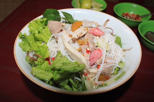 Bún mắm nêm Bún mắm nêm có thành phần là bún, chả, nem, rau sống và không thể thiếu mắm nêm, thứ nguyên liệu làm nên cái hồn cho món ăn. Mắm được làm từ cá cơm rửa sạch ướp với muối theo một tỷ lệ nhất định, cho vào hũ đậy kín lại. Khi dọn ra cho khách, để làm dịu vị mắm, đầu bếp sẽ cho thêm vào mắm nhiều loại gia vị như chanh, tỏi, ớt, đường và thơm (dứa) băm nhỏ. Suất ăn có giá 30.000 đồng. Ảnh: Huấn Phan. Bún mắm nêm Bún mắm nêm có thành phần là bún, chả, nem, rau sống và không thể thiếu mắm nêm, thứ nguyên liệu làm nên cái hồn cho món ăn. Mắm được làm từ cá cơm rửa sạch ướp với muối theo một tỷ lệ nhất định, cho vào hũ đậy kín lại. Khi dọn ra cho khách, để làm dịu vị mắm, đầu bếp sẽ cho thêm vào mắm nhiều loại gia vị như chanh, tỏi, ớt, đường và thơm (dứa) băm nhỏ. Suất ăn có giá 30.000 đồng. Ảnh: Huấn Phan.