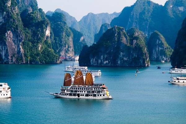 Vịnh Hạ Long (Quảng Ninh) không chỉ được công nhận là di sản thế giới vào năm 1994, mà còn là một trong 7 kỳ quan của thế giới. Toàn cảnh vịnh thơ mộng và lãng mạn với hệ thống đảo đá và hang động tuyệt đẹp. Ảnh: Thousandwonders. Vịnh Hạ Long (Quảng Ninh) không chỉ được công nhận là di sản thế giới vào năm 1994, mà còn là một trong 7 kỳ quan của thế giới. Toàn cảnh vịnh thơ mộng và lãng mạn với hệ thống đảo đá và hang động tuyệt đẹp. Ảnh: Thousandwonders.