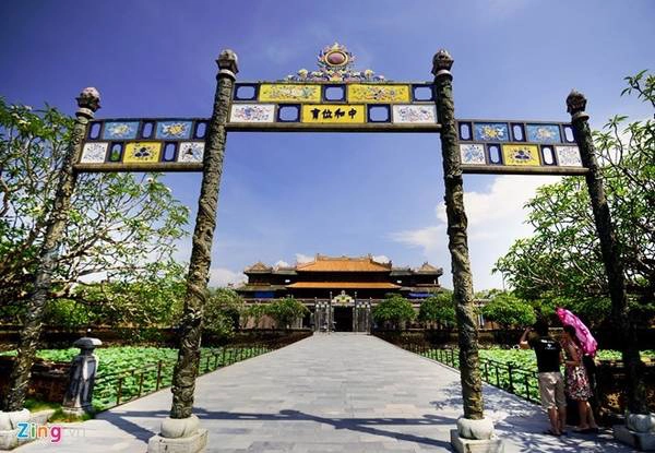 Quần thể cố đô Huế bao gồm Kinh thành, Hoàng thành và Tử Cấm thành được xây dựng hài hòa trong khung cảnh thiên nhiên sông núi hữu tình của vùng đất này. Ảnh: Mạnh Thắng. Quần thể cố đô Huế bao gồm Kinh thành, Hoàng thành và Tử Cấm thành được xây dựng hài hòa trong khung cảnh thiên nhiên sông núi hữu tình của vùng đất này. Ảnh: Mạnh Thắng.