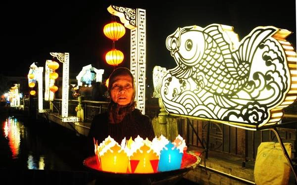 Phố cổ mang đến cho du khách cảm giác bình yên với những công trình kiến trúc cổ, những đêm hội hoa đăng, các món ngon dân dã. Ảnh: Minh Hoàng. Phố cổ mang đến cho du khách cảm giác bình yên với những công trình kiến trúc cổ, những đêm hội hoa đăng, các món ngon dân dã. Ảnh: Minh Hoàng.