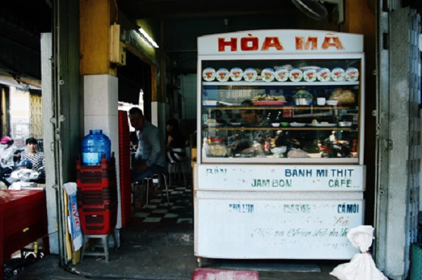 Bánh mì Hòa Mã Khách đến quán sẽ ngồi dọc con hẻm nhỏ sát bên quán, thưởng thức món ăn trên bàn ghế nhựa. Món nổi bật ở địa chỉ này là phần bánh mì ốp la trong chảo nhỏ. Chiếc chảo đầy ắp thịt, hấp dẫn với các món như trứng gà ốp la, thịt nguội, xúc xích, chả cá, chả lụa,... Tất cả đều được chiên nóng cháy cạnh tỉ mỉ cùng với ít hành tây và dùng nóng với bánh mì. Ảnh: Phong Vinh. Bánh mì Hòa Mã Khách đến quán sẽ ngồi dọc con hẻm nhỏ sát bên quán, thưởng thức món ăn trên bàn ghế nhựa. Món nổi bật ở địa chỉ này là phần bánh mì ốp la trong chảo nhỏ. Chiếc chảo đầy ắp thịt, hấp dẫn với các món như trứng gà ốp la, thịt nguội, xúc xích, chả cá, chả lụa,... Tất cả đều được chiên nóng cháy cạnh tỉ mỉ cùng với ít hành tây và dùng nóng với bánh mì. Ảnh: Phong Vinh.