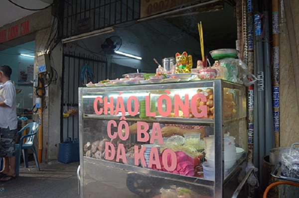 Cháo lòng cô Ba Đa Kao Đối với người sành ăn, những lúc thèm cháo thì địa chỉ này luôn xuất hiện đầu tiên trong danh sách ở Sài Gòn. Quán níu chân khách bởi hương vị của miếng dồi được làm theo công thức gia truyền. Dồi nhồi thăn heo, được tẩm ướp khéo léo. Giá cho một tô cháo là 40.000 đồng. Tuy mắc hơn so với mặt bằng chung, quán cháo này vẫn hút khách suốt nhiều năm qua. Ảnh: Phong Vinh. Cháo lòng cô Ba Đa Kao Đối với người sành ăn, những lúc thèm cháo thì địa chỉ này luôn xuất hiện đầu tiên trong danh sách ở Sài Gòn. Quán níu chân khách bởi hương vị của miếng dồi được làm theo công thức gia truyền. Dồi nhồi thăn heo, được tẩm ướp khéo léo. Giá cho một tô cháo là 40.000 đồng. Tuy mắc hơn so với mặt bằng chung, quán cháo này vẫn hút khách suốt nhiều năm qua. Ảnh: Phong Vinh.