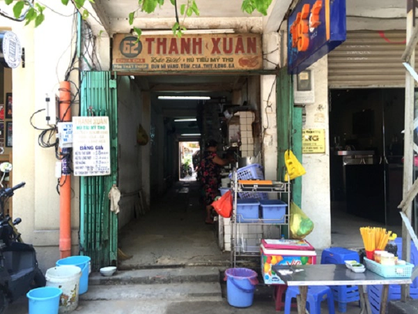 Hủ tiếu Thanh Xuân Quán nằm ngay trung tâm quận 1, gây ấn tượng với hương vị nước lèo thơm ngọt, đúng vị Mỹ Tho được người chủ gìn giữ suốt 70 năm qua. Quán mở cửa 6h - 19h, giá trung bình từ 30.000 đồng. Ảnh: Mr. True. Hủ tiếu Thanh Xuân Quán nằm ngay trung tâm quận 1, gây ấn tượng với hương vị nước lèo thơm ngọt, đúng vị Mỹ Tho được người chủ gìn giữ suốt 70 năm qua. Quán mở cửa 6h - 19h, giá trung bình từ 30.000 đồng. Ảnh: Mr. True.