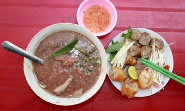 Cháo lòng cô Giang Tô cháo ở đây khiến người khó tính nhất cũng phải gật gù vì hương vị. Quán này đã 4 đời chủ, bán đến nay đã 80 năm. Nếu ngày trước chỉ là gánh hàng bán rong trong khu chợ Cầu Muối thì bây giờ quán đã có địa chỉ hẳn hoi trên đường Cô Giang (quận 1). Gạo được rang trước khi nấu nên hạt cháo nở bung mà không bị nát, thơm phưng phức. Các món lòng, dồi, dạ dày, gan... ăn kèm đều được chủ chọn đồ tươi chứ không phải đồ đông lạnh, xử lý sạch sẽ nên khi ăn không bị mùi. Ảnh: Oneclicktogo. Cháo lòng cô Giang Tô cháo ở đây khiến người khó tính nhất cũng phải gật gù vì hương vị. Quán này đã 4 đời chủ, bán đến nay đã 80 năm. Nếu ngày trước chỉ là gánh hàng bán rong trong khu chợ Cầu Muối thì bây giờ quán đã có địa chỉ hẳn hoi trên đường Cô Giang (quận 1). Gạo được rang trước khi nấu nên hạt cháo nở bung mà không bị nát, thơm phưng phức. Các món lòng, dồi, dạ dày, gan... ăn kèm đều được chủ chọn đồ tươi chứ không phải đồ đông lạnh, xử lý sạch sẽ nên khi ăn không bị mùi. Ảnh: Oneclicktogo.