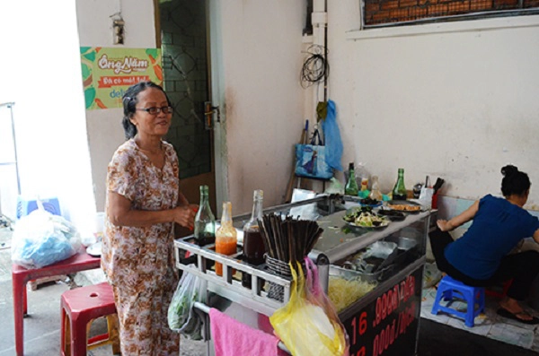 Gỏi đu đủ khô bò ông Năm Tuy bây giờ ông Năm đã không còn đứng bán, hương vị của món ăn vẫn đảm bảo độ ngon nhờ bàn tay của người con gái. Khô bò được nêm nếm vừa vặn, hơi cứng, có độ dai vừa phải, ăn kèm với sợi đu đủ giòn, thêm chút đậu phộng tạo vị béo. Không gian của quán là một khoảng sân lớn trong một ngôi nhà trên đường Nguyễn Văn Thủ (quận 1). Ảnh: Phong Vinh. Gỏi đu đủ khô bò ông Năm Tuy bây giờ ông Năm đã không còn đứng bán, hương vị của món ăn vẫn đảm bảo độ ngon nhờ bàn tay của người con gái. Khô bò được nêm nếm vừa vặn, hơi cứng, có độ dai vừa phải, ăn kèm với sợi đu đủ giòn, thêm chút đậu phộng tạo vị béo. Không gian của quán là một khoảng sân lớn trong một ngôi nhà trên đường Nguyễn Văn Thủ (quận 1). Ảnh: Phong Vinh.
