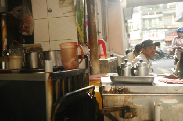 Cà phê vợt Phan Đình Phùng Tồn tại hơn 60 năm qua, quán nhỏ trong một con hẻm trên đường Phan Đình Phùng (quận Phú Nhuận) trở thành nơi tập trung đông đúc của nhiều người mê uống cà phê vợt. Chủ quán là ông bà Ba. Dù hiện tại, người đứng pha cà phê là con của ông bà nhưng ly cà phê vẫn giữ được đặc trưng, mùi thơm lâu. Đặc biệt là vị đắng đậm đà vẫn để lại vị sau khi uống. Ảnh: Phong Vinh. Cà phê vợt Phan Đình Phùng Tồn tại hơn 60 năm qua, quán nhỏ trong một con hẻm trên đường Phan Đình Phùng (quận Phú Nhuận) trở thành nơi tập trung đông đúc của nhiều người mê uống cà phê vợt. Chủ quán là ông bà Ba. Dù hiện tại, người đứng pha cà phê là con của ông bà nhưng ly cà phê vẫn giữ được đặc trưng, mùi thơm lâu. Đặc biệt là vị đắng đậm đà vẫn để lại vị sau khi uống. Ảnh: Phong Vinh.