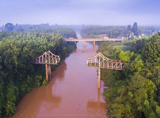 Cầu gãy Phú Giáo.