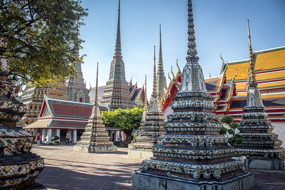 Chùa: 95% dân số Thái Lan theo đạo Phật. Tất nhiên, thủ đô Bangkok cũng có hàng trăm ngôi chùa phục vụ tín lễ của người dân. Không chỉ là nơi thờ phụng, một số ngôi chùa còn có hội trường và trường học. 3 ngôi chùa lớn nhất ở Bangkok mà du khách thường đến thăm là: Grand Palace (Hoàng cung), Wat Po (Chùa Phật nằm) và Wat Arun (Chùa Bình Minh). Những nơi này không chỉ là điểm dừng chân tuyệt vời dành cho du khách bởi kiến trúc ấn tượng mà còn mang ý nghĩa lịch sử lớn. Chùa: 95% dân số Thái Lan theo đạo Phật. Tất nhiên, thủ đô Bangkok cũng có hàng trăm ngôi chùa phục vụ tín lễ của người dân. Không chỉ là nơi thờ phụng, một số ngôi chùa còn có hội trường và trường học. 3 ngôi chùa lớn nhất ở Bangkok mà du khách thường đến thăm là: Grand Palace (Hoàng cung), Wat Po (Chùa Phật nằm) và Wat Arun (Chùa Bình Minh). Những nơi này không chỉ là điểm dừng chân tuyệt vời dành cho du khách bởi kiến trúc ấn tượng mà còn mang ý nghĩa lịch sử lớn.