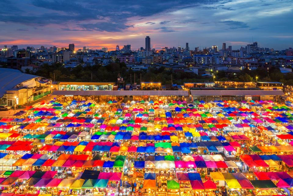 Chợ cuối tuần Jatujak: Chợ cuối tuần Jatujak (hay còn gọi là Chatuchak) ở Bangkok là một trong những ngôi chợ lớn nhất ở châu Á. Nơi đây rộng gần 150.000 m2 với hàng nghìn nhà cung cấp, khoảng 200.000 cửa hàng vào cuối tuần. Các du khách tới đây có thể dễ dàng tìm thấy những món đồ thủ công mỹ nghệ "made in Thailand" xinh xắn, quần áo, hàng gia dụng và thậm chí là vật nuôi. Tuy nhiên, chợ có nhược điểm là đông đúc. Du khách có thể rất dễ bị lạc trong mạng lưới mê cung các quầy hàng. Nếu bạn ghét sự đông đúc nhưng vẫn muốn đến Chatuchak, 9h sáng và 4h chiều là khoảng thời gian thích hợp. Chợ cuối tuần Jatujak: Chợ cuối tuần Jatujak (hay còn gọi là Chatuchak) ở Bangkok là một trong những ngôi chợ lớn nhất ở châu Á. Nơi đây rộng gần 150.000 m2 với hàng nghìn nhà cung cấp, khoảng 200.000 cửa hàng vào cuối tuần. Các du khách tới đây có thể dễ dàng tìm thấy những món đồ thủ công mỹ nghệ "made in Thailand" xinh xắn, quần áo, hàng gia dụng và thậm chí là vật nuôi. Tuy nhiên, chợ có nhược điểm là đông đúc. Du khách có thể rất dễ bị lạc trong mạng lưới mê cung các quầy hàng. Nếu bạn ghét sự đông đúc nhưng vẫn muốn đến Chatuchak, 9h sáng và 4h chiều là khoảng thời gian thích hợp.