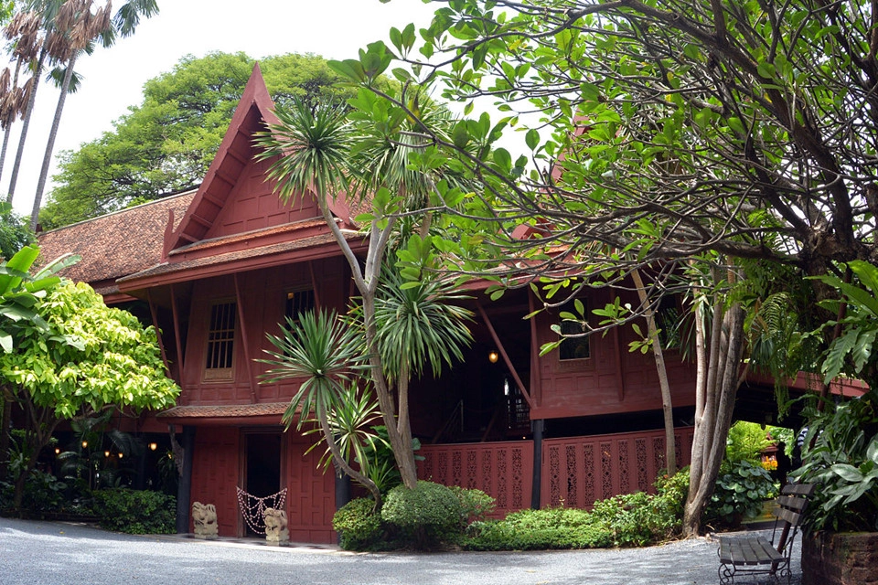 Jim Thompson House: Truyền thuyết về Jim Thompson xuất hiện trong mọi cuốn sách hướng dẫn du lịch tại Thái Lan. Các sản phẩm về lụa của thương hiệu mang tính biểu tượng này có mặt tại 13 cửa hàng quanh Bangkok và 2 khu outlet. Tuy nhiên, để thực sự trải nghiệm, hãy đến thăm Jim Thompson House và tìm hiểu về tên gọi bí ẩn của thương hiệu này. Ngôi nhà làm bằng gỗ tếch theo phong cách truyền thống của Thái Lan nằm lọt giữa màu xanh bạt ngàn của cây cối. Nơi đây cũng chứa đầy những hiện vật cổ của vùng Đông Nam Á - do chủ nhân của ngôi nhà sưu tập qua những chuyến đi của mình. Jim Thompson House: Truyền thuyết về Jim Thompson xuất hiện trong mọi cuốn sách hướng dẫn du lịch tại Thái Lan. Các sản phẩm về lụa của thương hiệu mang tính biểu tượng này có mặt tại 13 cửa hàng quanh Bangkok và 2 khu outlet. Tuy nhiên, để thực sự trải nghiệm, hãy đến thăm Jim Thompson House và tìm hiểu về tên gọi bí ẩn của thương hiệu này. Ngôi nhà làm bằng gỗ tếch theo phong cách truyền thống của Thái Lan nằm lọt giữa màu xanh bạt ngàn của cây cối. Nơi đây cũng chứa đầy những hiện vật cổ của vùng Đông Nam Á - do chủ nhân của ngôi nhà sưu tập qua những chuyến đi của mình.