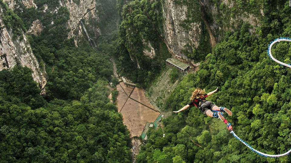 Trước khi khai trương vào tháng 8 tới, nhà quản lý địa phương đã mời những người nhảy bungee điêu luyện đến thử vào ngày 26/5. Một trong các khách mời, Stephanie Shields cho rằng các bước nhảy bungee rất ổn định và bày tỏ đã rất mãn nhãn với phong cảnh hùng vĩ phía dưới. Ảnh: CNN. Trước khi khai trương vào tháng 8 tới, nhà quản lý địa phương đã mời những người nhảy bungee điêu luyện đến thử vào ngày 26/5. Một trong các khách mời, Stephanie Shields cho rằng các bước nhảy bungee rất ổn định và bày tỏ đã rất mãn nhãn với phong cảnh hùng vĩ phía dưới. Ảnh: CNN.