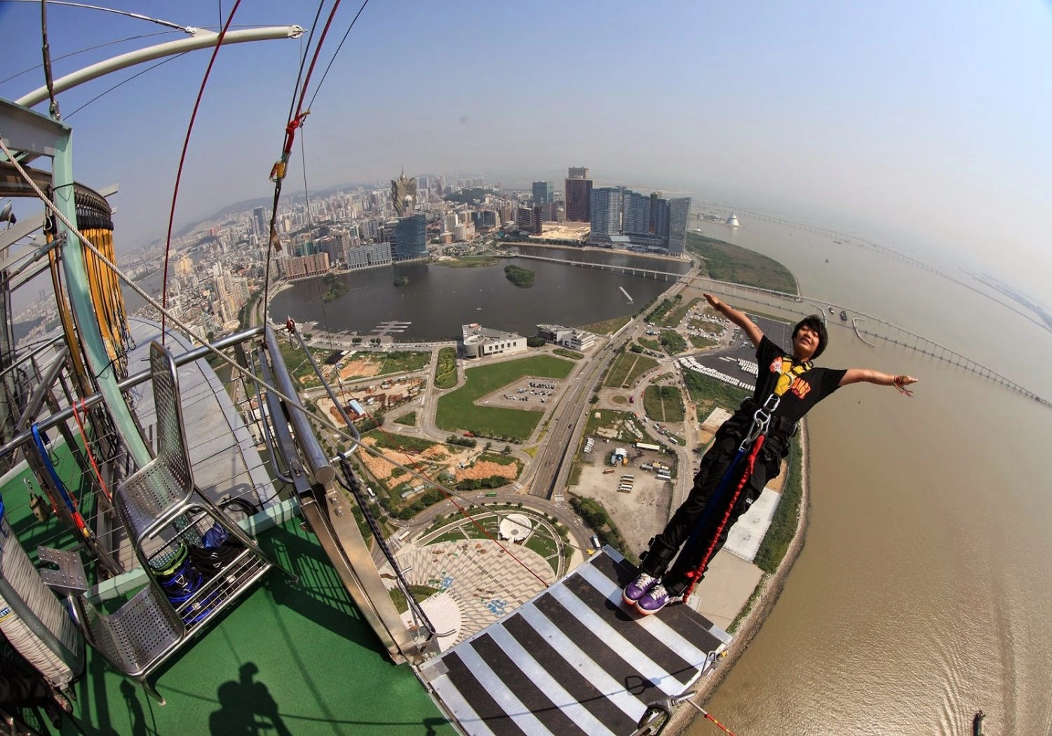 Tòa tháp Macau (Macau, Trung Quốc): Nơi nhảy bungee cao nhất thế giới lâu nay được công nhận là tòa tháp AJ Hackett Macau. Nhảy từ sàn bungee cách mặt đất 233 m, bạn sẽ tung mình bay trong không trung, trải nghiệm sự tự do trong nền trời của một đô thị sầm uất. Điều hành bởi những nhà sản xuất bungee đáng tin cậy nhất thế giới, hệ thống cáp an toàn đảm bảo bạn không tiếp xúc với tháp và cho phép bạn nhảy bungee trong hầu hết điều kiện thời tiết. Nếu can đảm bạn thậm chí có thể nhảy bungee vào ban đêm ở đây. Tòa tháp Macau (Macau, Trung Quốc): Nơi nhảy bungee cao nhất thế giới lâu nay được công nhận là tòa tháp AJ Hackett Macau. Nhảy từ sàn bungee cách mặt đất 233 m, bạn sẽ tung mình bay trong không trung, trải nghiệm sự tự do trong nền trời của một đô thị sầm uất. Điều hành bởi những nhà sản xuất bungee đáng tin cậy nhất thế giới, hệ thống cáp an toàn đảm bảo bạn không tiếp xúc với tháp và cho phép bạn nhảy bungee trong hầu hết điều kiện thời tiết. Nếu can đảm bạn thậm chí có thể nhảy bungee vào ban đêm ở đây.