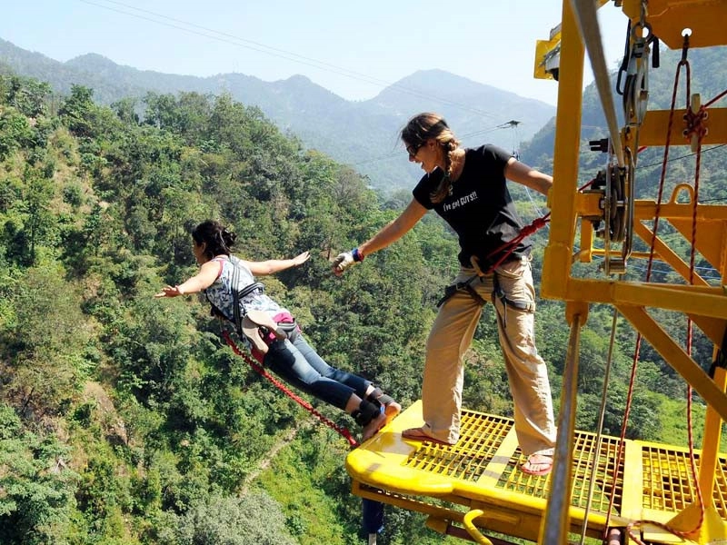 Mohan Chatti, Rishikesh, Ấn Độ: Sàn bungee ở Rishikesh là một cấu trúc cao 83 m, đây là một trong những nơi tốt nhất để nhảy bungee ở Ấn Độ. Bạn sẽ nhảy xuống thung lũng Himalaya, nơi sông Hằng, dòng sông linh thiêng của người Ấn chảy qua. Khi chinh phục nỗi sợ hãi của mình cũng là lúc bạn tận hưởng bầu không khí trong lành cùng khung cảnh thiên nhiên tuyệt đẹp ở nơi này. Mohan Chatti, Rishikesh, Ấn Độ: Sàn bungee ở Rishikesh là một cấu trúc cao 83 m, đây là một trong những nơi tốt nhất để nhảy bungee ở Ấn Độ. Bạn sẽ nhảy xuống thung lũng Himalaya, nơi sông Hằng, dòng sông linh thiêng của người Ấn chảy qua. Khi chinh phục nỗi sợ hãi của mình cũng là lúc bạn tận hưởng bầu không khí trong lành cùng khung cảnh thiên nhiên tuyệt đẹp ở nơi này.