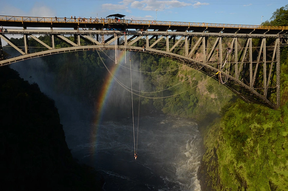 Cầu thác Victoria ở Zimbabwe: Cạnh bên thác Victoria là cầu Victoria Falls bắc ngang sông Zamberi, nối liền Zimbabwe và Zambia, nơi sẽ cho bạn trải nghiệm cảm giác rơi tự do giữa khung cảnh hùng vĩ. Ở độ cao khoảng 111 m, cầu thác Victoria không phải là nơi nhảy bungee cao nhất trên thế giới. Nhưng nó là một trong những nơi đẹp nhất, nơi bạn có thể nhảy vào cầu vồng trên nền trời xanh. Ảnh: Extraordinary Journeys. Cầu thác Victoria ở Zimbabwe: Cạnh bên thác Victoria là cầu Victoria Falls bắc ngang sông Zamberi, nối liền Zimbabwe và Zambia, nơi sẽ cho bạn trải nghiệm cảm giác rơi tự do giữa khung cảnh hùng vĩ. Ở độ cao khoảng 111 m, cầu thác Victoria không phải là nơi nhảy bungee cao nhất trên thế giới. Nhưng nó là một trong những nơi đẹp nhất, nơi bạn có thể nhảy vào cầu vồng trên nền trời xanh. Ảnh: Extraordinary Journeys.