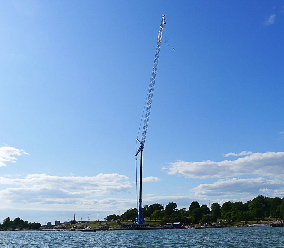 Kaivopuisto (Sky Breakers), Helsinki, Phần Lan: Người Phần Lan được biết đến với sự can đảm và liều mạng. Bục nhảy bungee cao 150 m trên bãi biển Kaivopuisto chứng minh cho điều đó. Được tổ chức như một sự kiện truyền thống từ tháng 7-8, du khách nhảy bungee ở Sky Breakers sẽ có tầm nhìn ra TP Helsinki và trải nghiệm nhảy không thể quên. Với tốc độ tăng trong một bước nhảy khoảng 120 km/h và đợt phục hồi đầu tiên kéo lên trên khoảng 80 km/h, bạn có thể tận hưởng sự tự do với trò chơi hấp dẫn này. Ảnh: Wikimedia. Kaivopuisto (Sky Breakers), Helsinki, Phần Lan: Người Phần Lan được biết đến với sự can đảm và liều mạng. Bục nhảy bungee cao 150 m trên bãi biển Kaivopuisto chứng minh cho điều đó. Được tổ chức như một sự kiện truyền thống từ tháng 7-8, du khách nhảy bungee ở Sky Breakers sẽ có tầm nhìn ra TP Helsinki và trải nghiệm nhảy không thể quên. Với tốc độ tăng trong một bước nhảy khoảng 120 km/h và đợt phục hồi đầu tiên kéo lên trên khoảng 80 km/h, bạn có thể tận hưởng sự tự do với trò chơi hấp dẫn này. Ảnh: Wikimedia.