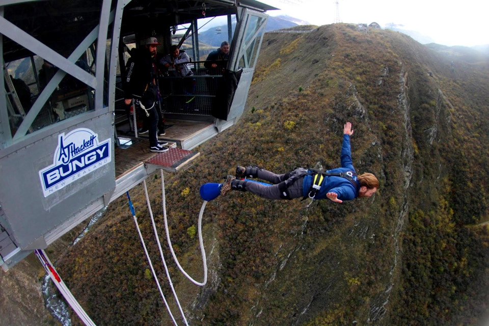 Nevis Highwire Bungy, Queenstown, New Zealand: New Zealand là thiên đường cho những người đam mê nhảy bungee. Nằm ngay trên sông Nevis, với độ cao 134 m, Nevis Highwire Bungy là điểm nhảy bungee cao nhất ở New Zealand. Bạn sẽ có khoảng 8,5 giây rơi tự do trong thung lũng Nevis xinh đẹp kết hợp hoàn hảo giữa thiên nhiên hoang dã và vẻ đẹp bình dị. Ảnh: I.ytimg.com. 8 dia diem nhay bungee mao hiem nhat the gioi hinh anh 128 dia diem nhay bungee mao hiem nhat the gioi hinh anh 138 Nevis Highwire Bungy, Queenstown, New Zealand: New Zealand là thiên đường cho những người đam mê nhảy bungee. Nằm ngay trên sông Nevis, với độ cao 134 m, Nevis Highwire Bungy là điểm nhảy bungee cao nhất ở New Zealand. Bạn sẽ có khoảng 8,5 giây rơi tự do trong thung lũng Nevis xinh đẹp kết hợp hoàn hảo giữa thiên nhiên hoang dã và vẻ đẹp bình dị. Ảnh: I.ytimg.com. 8 dia diem nhay bungee mao hiem nhat the gioi hinh anh 128 dia diem nhay bungee mao hiem nhat the gioi hinh anh 138