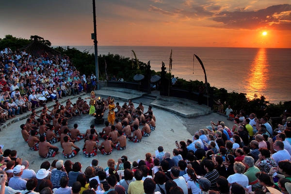 Uluwatu là một trong những ngôi đền cổ xưa nhất ở Bali, nằm tọa lạc trên vách núi gồ ghề ven biển. Ảnh: putubalitourguide.com Uluwatu là một trong những ngôi đền cổ xưa nhất ở Bali, nằm tọa lạc trên vách núi gồ ghề ven biển. Ảnh: putubalitourguide.com