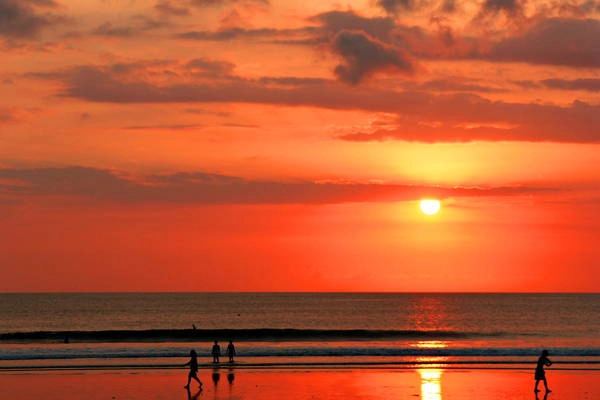 Kuta sở hữu bãi cát trắng mịn cùng cảnh quan thiên nhiên tuyệt đẹp. Ảnh: Commons.wikimedia.org Kuta sở hữu bãi cát trắng mịn cùng cảnh quan thiên nhiên tuyệt đẹp. Ảnh: Commons.wikimedia.org