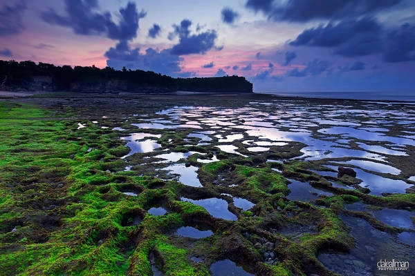 Bãi biển Balangan với những bãi đá đẹp ấn tượng. Ảnh: Flickr/ Dale Allman Bãi biển Balangan với những bãi đá đẹp ấn tượng. Ảnh: Flickr/ Dale Allman