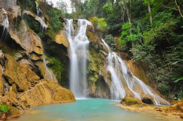 <strong>Thác Kuang Si: </strong> Đến cố đô Luang Prabang mà không tham quan thác Kuang Si là một điều thiếu sót. Thác lớn, chảy xuống tạo thành nhiều dòng nước và hồ. Du khách có thể thỏa sức tắm trong làn nước màu xanh ngọc. Thác Kuang Si chảy quanh năm, nhưng tháng 3 - 5, nước ít hơn. <strong>Thác Kuang Si: </strong> Đến cố đô Luang Prabang mà không tham quan thác Kuang Si là một điều thiếu sót. Thác lớn, chảy xuống tạo thành nhiều dòng nước và hồ. Du khách có thể thỏa sức tắm trong làn nước màu xanh ngọc. Thác Kuang Si chảy quanh năm, nhưng tháng 3 - 5, nước ít hơn.