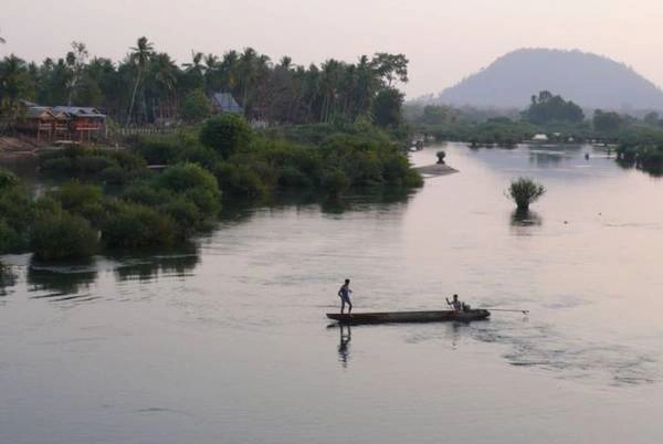 <strong>Sông Mekong: </strong> Mekong là con sông dài nhất khu vực Đông Nam Á với 4.350 m. Từ Trung Quốc, sông chảy qua các nước Myanmar, Lào, Thái Lan, Campuchia và Việt Nam. Tại Lào du khách có thể khám phá cảnh sông bằng một chuyến du thuyền sang trọng. <strong>Sông Mekong: </strong> Mekong là con sông dài nhất khu vực Đông Nam Á với 4.350 m. Từ Trung Quốc, sông chảy qua các nước Myanmar, Lào, Thái Lan, Campuchia và Việt Nam. Tại Lào du khách có thể khám phá cảnh sông bằng một chuyến du thuyền sang trọng.