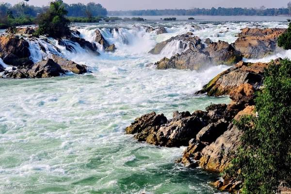 <strong>Thác Khone Phanpheng: </strong> Di chuyển về phía Nam đảo Don Khong, bên phải sông Mekong, du khách sẽ được chiêm ngưỡng cảnh sắc của thác Khone Phapheng. Vào mùa mưa, sông dâng nước khiến thác mở rộng tới hơn 10 km. Du khách nên thăm thú vào mùa khô vì có thể chiêm ngưỡng vẻ đẹp khi nước rút dần. <strong>Thác Khone Phanpheng: </strong> Di chuyển về phía Nam đảo Don Khong, bên phải sông Mekong, du khách sẽ được chiêm ngưỡng cảnh sắc của thác Khone Phapheng. Vào mùa mưa, sông dâng nước khiến thác mở rộng tới hơn 10 km. Du khách nên thăm thú vào mùa khô vì có thể chiêm ngưỡng vẻ đẹp khi nước rút dần.