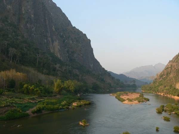 <strong>Hẻm núi Nam Ou: </strong>Được mệnh danh là Grand Canyon của Lào, Nam Ou mang đến cho du khách một chuyến du ngoạn trên sông khác biệt qua 448 km từ tỉnh Phongsaly đến Luang Prabang. Hai bên sông là cảnh các vách núi sừng sững xen với làng mạc trù phú. Sông Nam Ou còn là nơi cư ngụ của hơn 84 loài cá, 29 loài trong số đó chỉ có thể tìm thấy ở đây. Ngoài ra, du khách còn có cơ hội đến động Pak Ou, nơi nổi tiếng với các bức tượng Phật. <strong>Hẻm núi Nam Ou: </strong>Được mệnh danh là Grand Canyon của Lào, Nam Ou mang đến cho du khách một chuyến du ngoạn trên sông khác biệt qua 448 km từ tỉnh Phongsaly đến Luang Prabang. Hai bên sông là cảnh các vách núi sừng sững xen với làng mạc trù phú. Sông Nam Ou còn là nơi cư ngụ của hơn 84 loài cá, 29 loài trong số đó chỉ có thể tìm thấy ở đây. Ngoài ra, du khách còn có cơ hội đến động Pak Ou, nơi nổi tiếng với các bức tượng Phật.