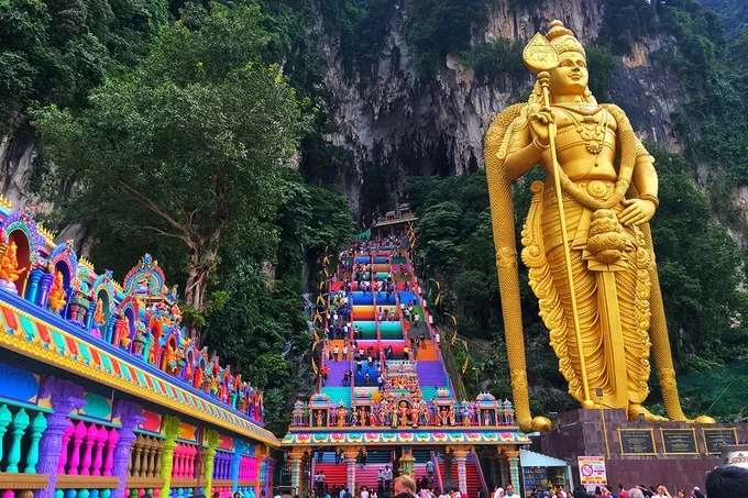 Động Batu, Malaysia  Vốn là một điểm đến nổi tiếng của Malaysia, gần đây động Batu lại khiến dân tình ngưỡng mộ với chiếc cầu thang bảy sắc cầu vồng rực rỡ. Cầu thang có tổng cộng 272 bậc thang, là lối dẫn lên thăm đền thờ Ấn Độ giáo.  Du khách có dịp đến đây cũng đừng quên khám phá quần thể hang Đền, hang Tối hay khu trưng bày nghệ thuật với hệ thống thạch nhũ lung linh kỳ ảo. Ngoài ra, chụp một tấm ảnh với vị thần Murugan quyền lực của đạo Hindu ngay trước cửa hang động cũng là “thủ tục” check-in mà bất cứ tín đồ du lịch nào đến đây cũng không thể bỏ qua. Ảnh: Shutterstock/alifsufri.